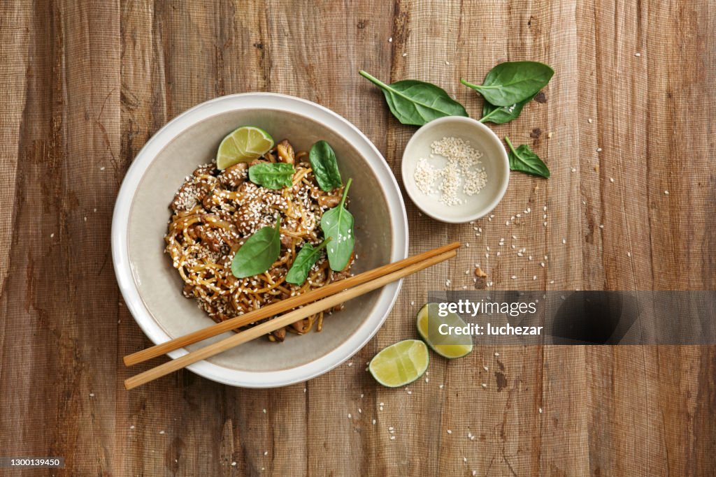 Japans rundvlees roerbak met Soba Noedels