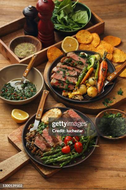 steak grillé avec salade de quinoa et lentilles et légumes racines rôtis. - quinoa photos et images de collection