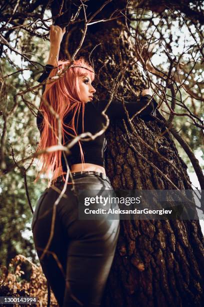 weibliche cowgirl entspannen unter baum schatten - cowgirl hairstyles stock-fotos und bilder