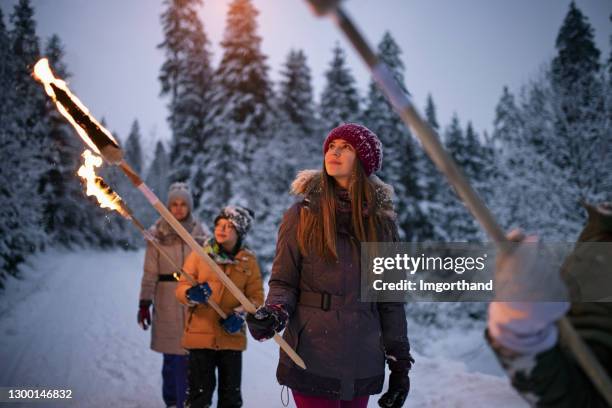 familienspaziergang im winterwald mit fackeln - fackel stock-fotos und bilder