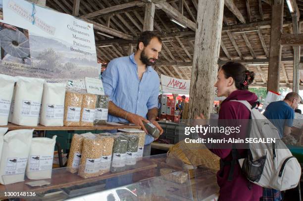 Producteur vendant ses produits d'exploitation agricole bio du Tarn, dans la région de Puylaurens. Marché de Revel, 12 aout 2017, France.