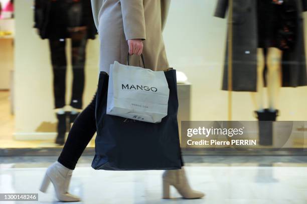 Femme avec un sac de courses de la marque Mango, shopping Champs Élysées, 24 novembre 2017, Paris, France.