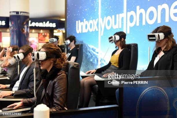 Jeunes gens avec des casques de réalité virtuelle lors d'une démonstration par la marque Samsung, dans le centre commercial "Les Quatre Temps", 12...