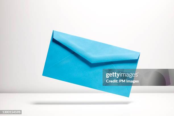 blue envelope - message ストックフォトと画像