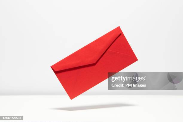 red envelope - envelope fotografías e imágenes de stock