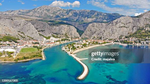 luftaufnahme von omis und fluss cetina - split stock-fotos und bilder