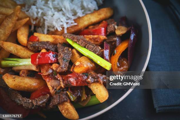 lomo salteado stir fry beef mit sojasauce und bratkartoffeln - perú stock-fotos und bilder