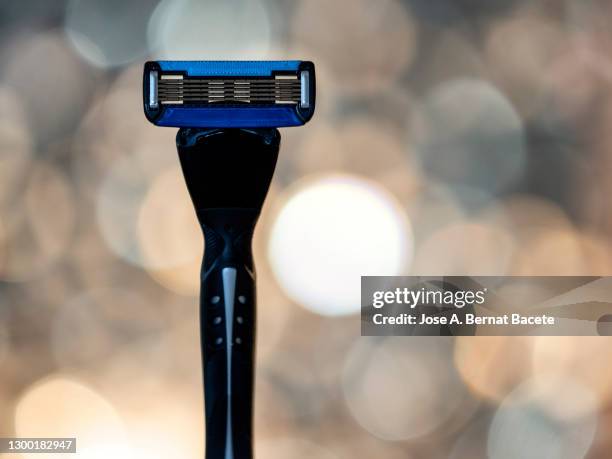 close-up of razor blade. - maquinilla de afeitar fotografías e imágenes de stock