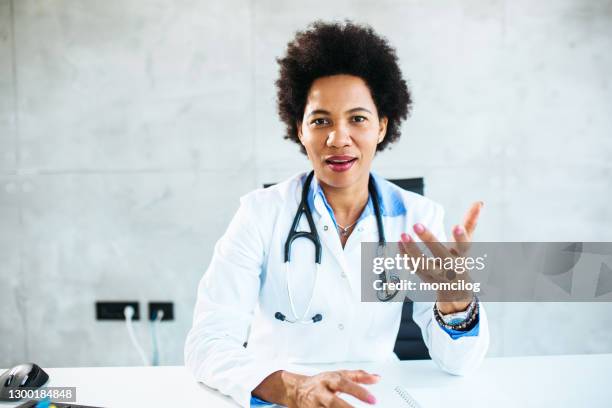 ritratto di un medico donna che parla alla telecamera - webcam foto e immagini stock