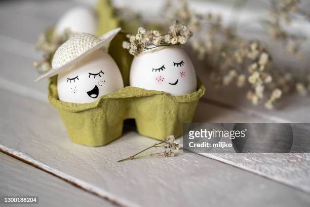 huevos de pascua con caras sonrientes decoración - easter flowers fotografías e imágenes de stock