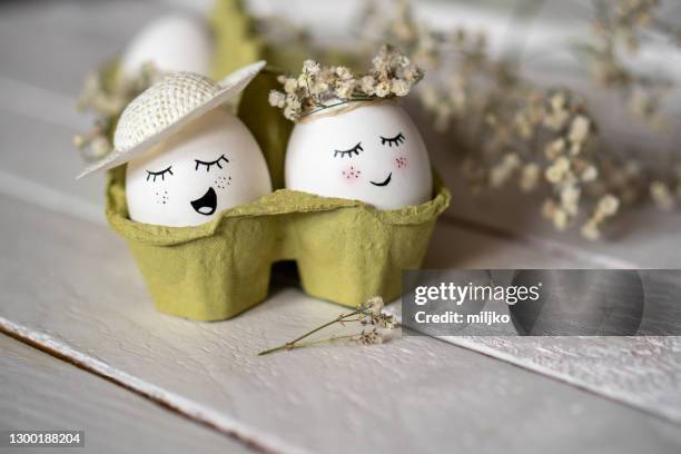 de eieren van pasen met smiley gezichtendecor - easter hats stockfoto's en -beelden