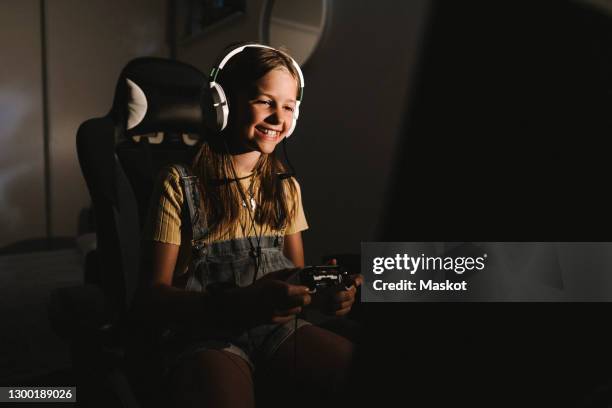 Tween Playing Video Games Photos and Premium High Res Pictures - Getty ...