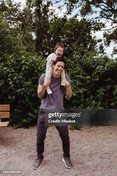 Shoulder Ride Man Photos and Premium High Res Pictures - Getty Images