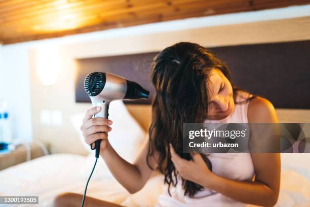 mujer secándose el pelo - wet hair fotografías e imágenes de stock