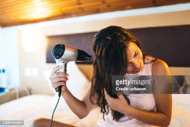 donna che si asciuga i capelli - hair dryer foto e immagini stock