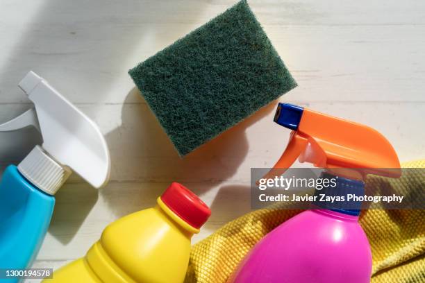 some cleaning supplies on wooden table - topfreiniger stock-fotos und bilder