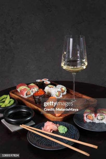 gastronomische sushi eettafel met witte wijn - fresh wasabi stockfoto's en -beelden