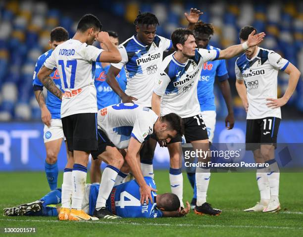Diego Demme of SSC Napoli appears to be injured as Marten De Roon of Atalanta B.C. Waves for the medic's to to enter the pitch during the Coppa...