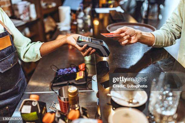 laten we de betaling over met - hardware shop stockfoto's en -beelden