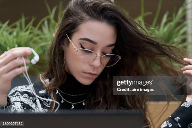 4 4点のメガネ 女性 外すのストックフォト Getty Images 4 4点のメガネ 女性 外すのストックフォト Getty Images