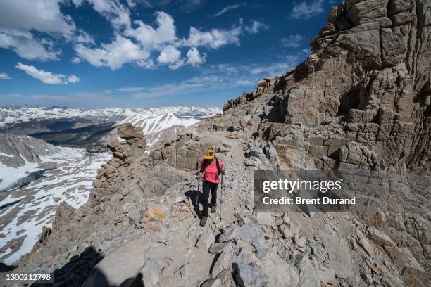 hiking trail crest windows on mt whitney - berg mount whitney stock-fotos und bilder