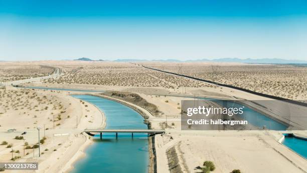 het kanaal dat van coachella tussen i-8 en de grens van mexico loopt - antenne - illegal immigrant stockfoto's en -beelden