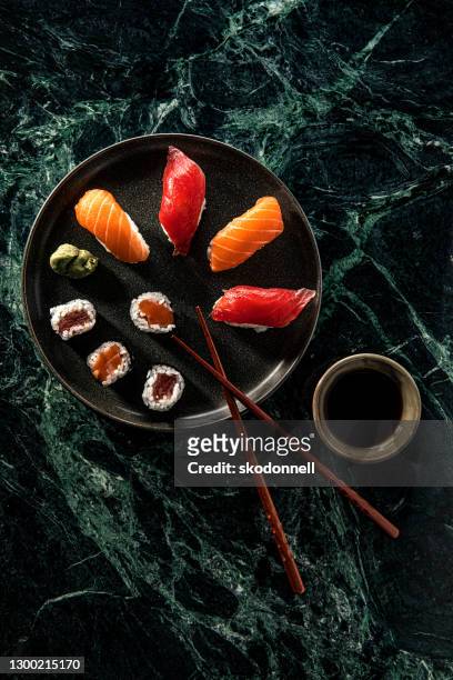 sushi de salmón y atún con salsa de soja sobre fondo de mármol verde - comida japonesa fotografías e imágenes de stock