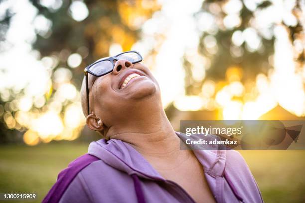 portret van een mooie zwarte vrouw die danst. - fat woman dancing stockfoto's en -beelden