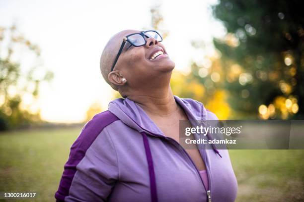portret van een mooie zwarte vrouw die danst. - fat woman dancing stockfoto's en -beelden