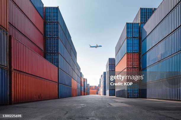 container cargo port ship yard storage handling of logistic transportation industry. row of stacking containers of freight import/export distribution warehouse. shipping logistics transport industrial - internationaal bedrijf stockfoto's en -beelden