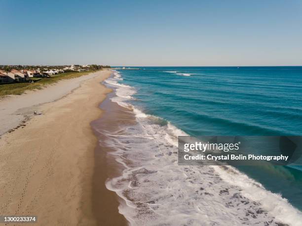 luftdrohnenansichten von tealfarbenen wellen, die an einem wochentag im februar 2021 über den boynton beach, florida seashore fegen - palm beach county stock-fotos und bilder
