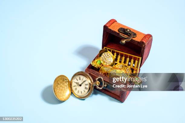 treasure chest and clock - treasuregold bildbanksfoton och bilder