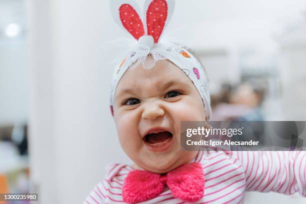 chica bebé divertido con orejas de conejo de pascua - meme fotografías e imágenes de stock