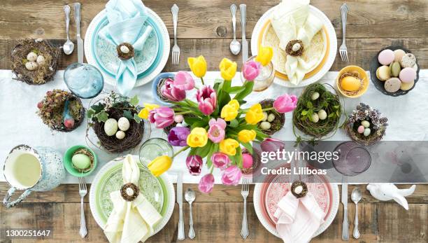 paasdiners van bovenaf - gedekte tafel stockfoto's en -beelden