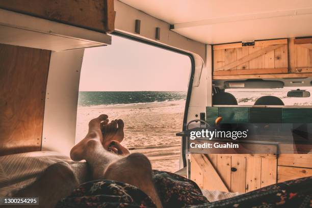 lazy afternoon by the beach while living in a campervan, converted van in carnarvon, western australia - monospace photos et images de collection