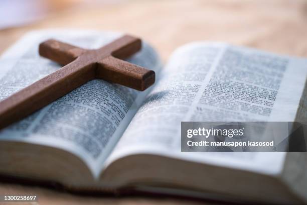 bible. - kruzifix stock-fotos und bilder