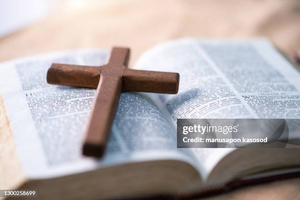 bible - cross symbol stock-fotos und bilder