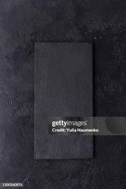 black slate stone cutting board on wooden background - bar overhead foto e immagini stock