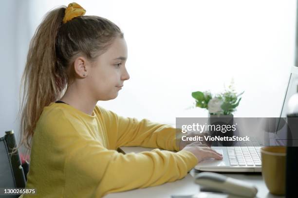 adolescente, de 10 a 12 años estudiando en casa a distancia durante la cuarentena - 10 11 years fotografías e imágenes de stock