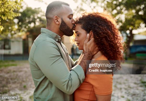 du kreuzst meinen verstand nicht - du lebst darin - couple kissing stock-fotos und bilder