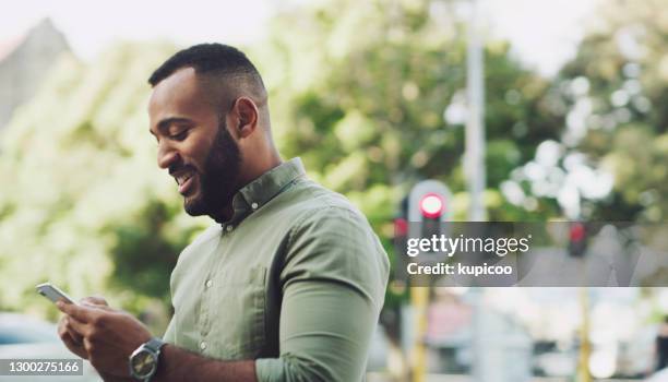 ik vraag me af of een van mijn vrienden elkaar wil ontmoeten. - searching on phone stockfoto's en -beelden