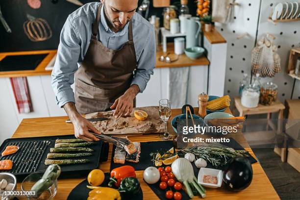 serving salmon steaks with asparagus - bbq avocado imagens e fotografias de stock