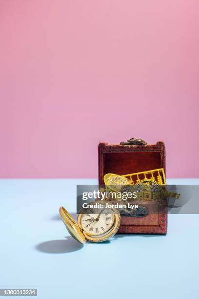 treasure chest and clock - treasuregold bildbanksfoton och bilder