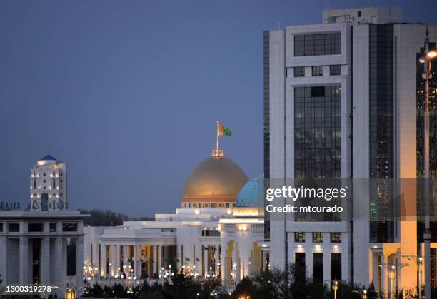 banco central de turkmenistán y palacio turkmenbashy, ashgabat, turkmenistán - ashgabat turkmenistan fotografías e imágenes de stock