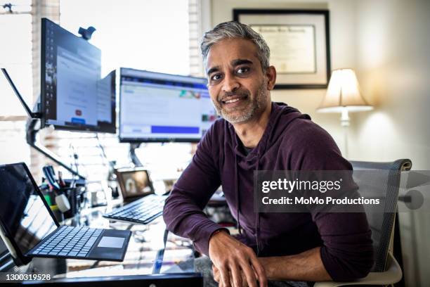 man working in home office - indian market photos et images de collection