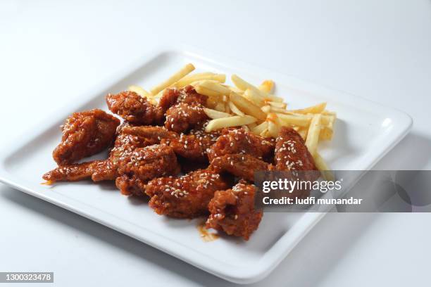 spicy korean chicken with french friesh served on square plate - batata frita francesa imagens e fotografias de stock