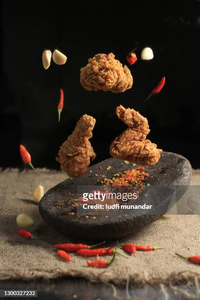flying fried chicken with chili and garlic - fried chicken stockfoto's en -beelden