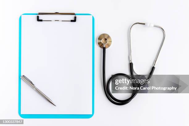 stethoscope, clipboard and pen on white background - medisch document stockfoto's en -beelden