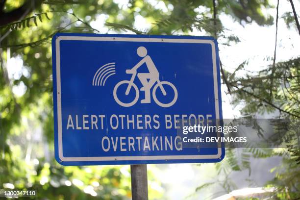 road sign alert before overtaking - road sign board 個照片及圖片檔