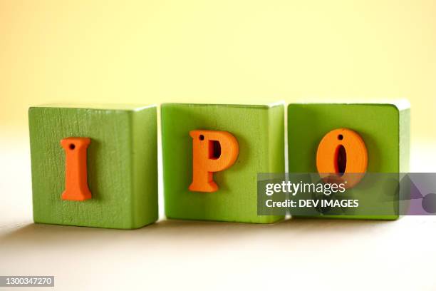 ipo wooden blocks-initial public offering - börsengang stock-fotos und bilder